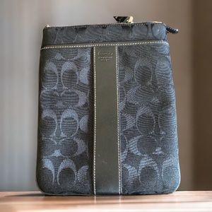 Coach vintage Black signature design crossbody clutch wallet